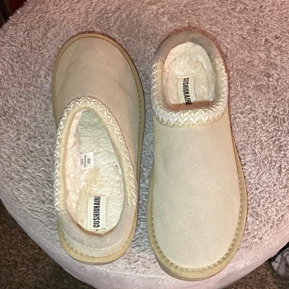 Elegant Beige Women's Slippers - Picture 2 of 5